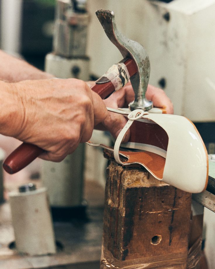 MARITZA craftsman hand-lasting a leather shoe